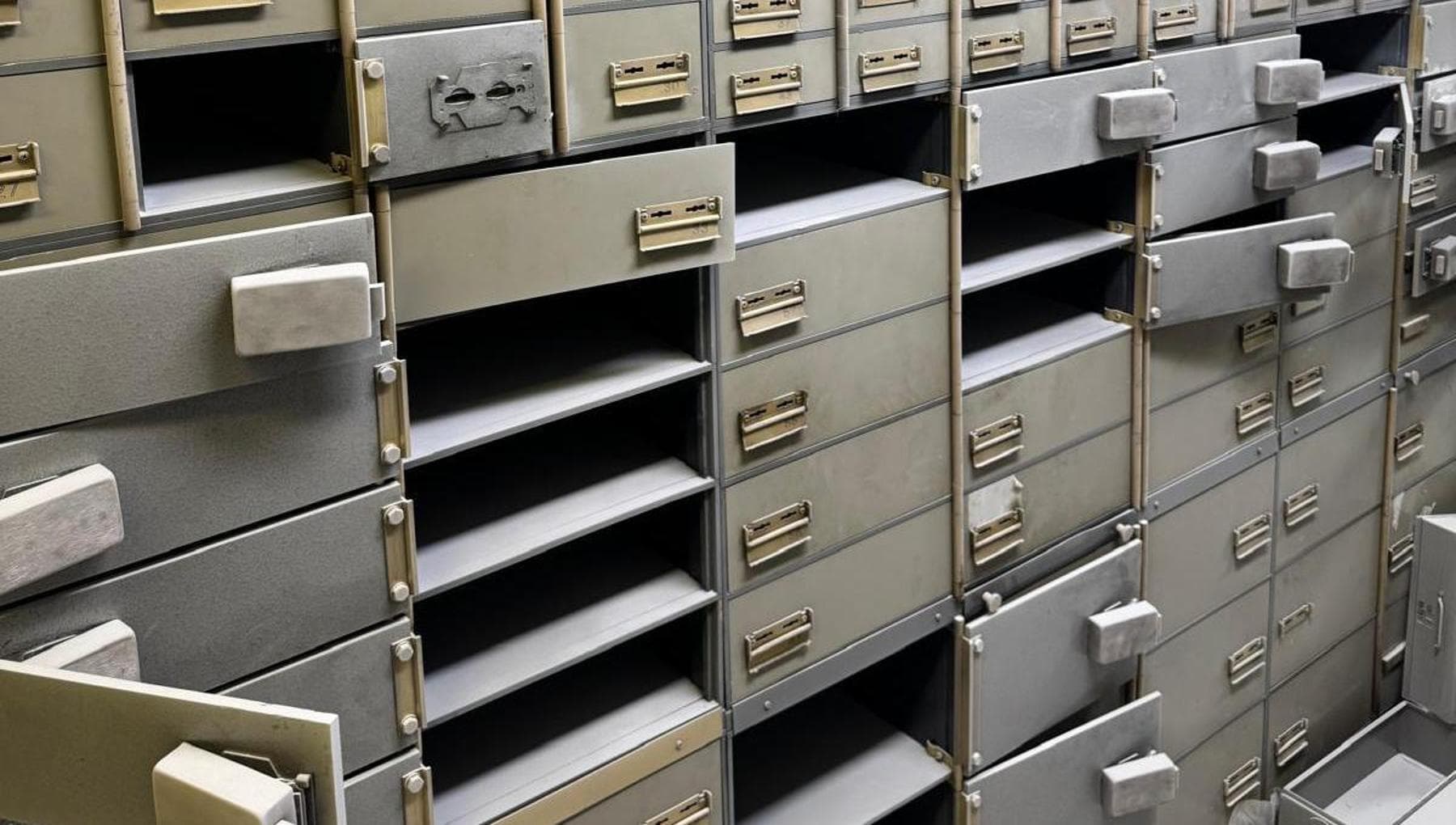 Napoli, rapina in banca al Vomero: i titolari cassette sicurezza svuotate davanti all’istituto