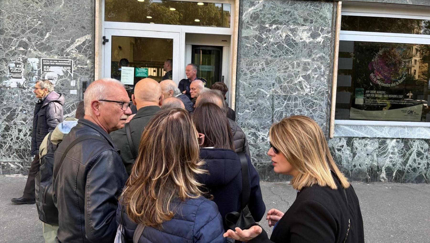 Rapina in banca a Napoli, ipotesi talpa interna: nel caveau niente soldi, razziate le cassette
