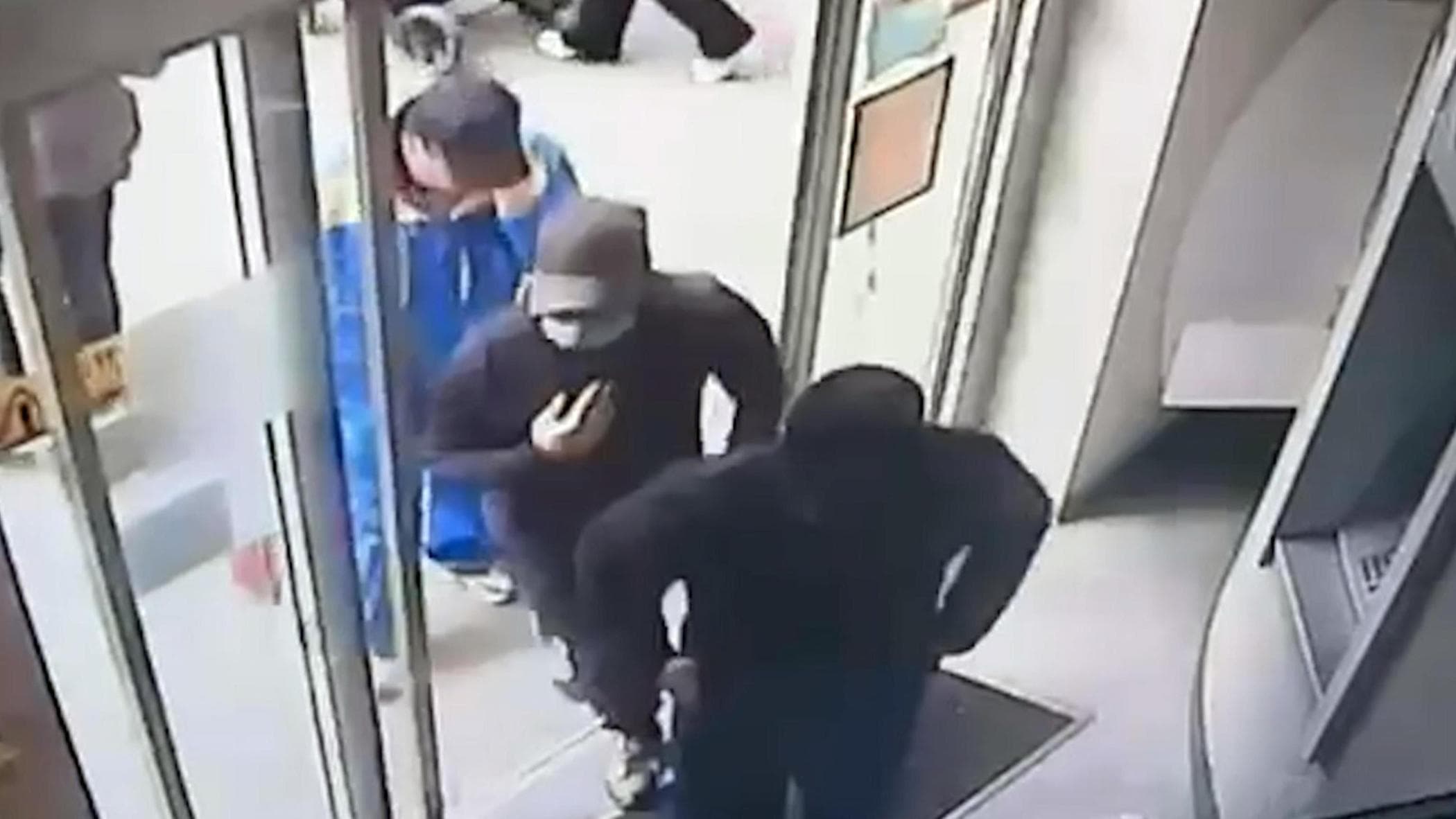 Napoli, il video dei rapinatori. “Colpo in banca preparato da mesi”