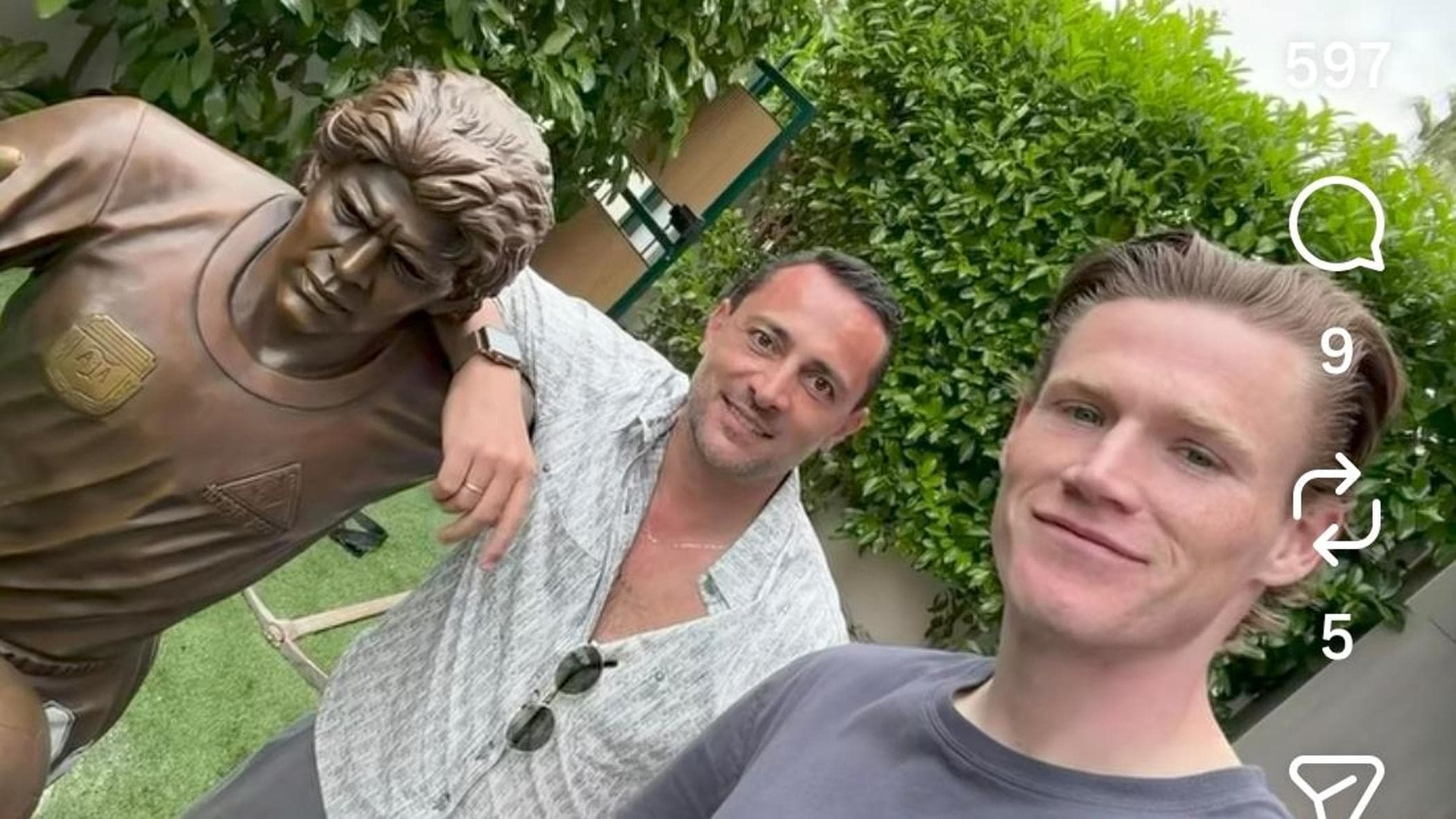 Scott McTominay mostra la statua di Maradona in giardino: la foto fa impazzire i tifosi