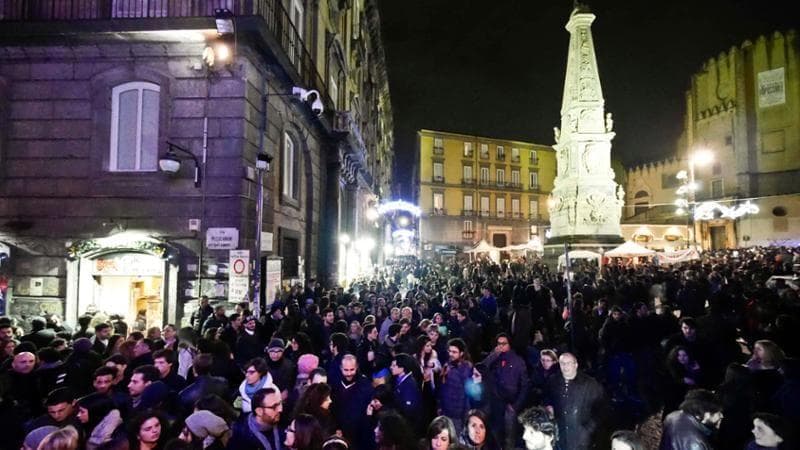 Movida a Napoli: ordinanza di Manfredi tra legalità e tensione sociale