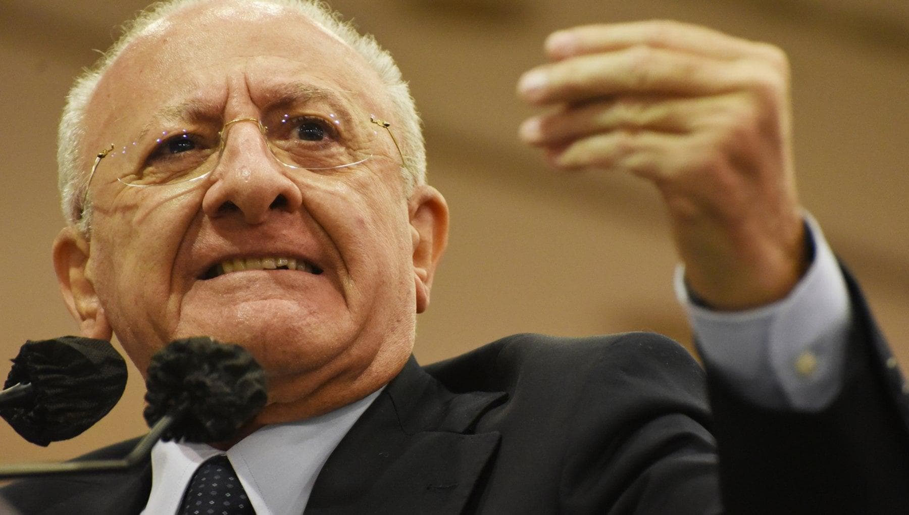 De Luca a Salerno fa saltare il campo largo: vuole tornare sindaco per la quinta volta