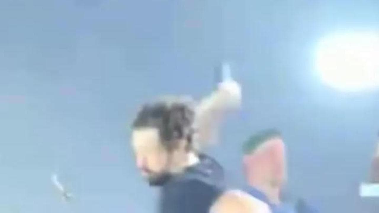 Tommaso Paradiso lancia il microfono a terra durante il concerto di Napoli: «Scusate, si sposta il volume da solo» — image 1