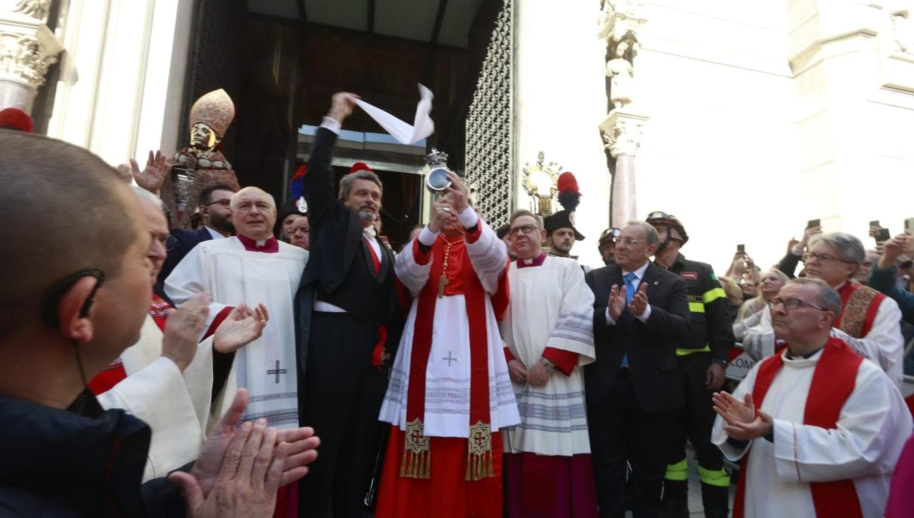 Il miracolo di maggio si ripete: il sangue di San Gennaro si scioglie alle 17.04 tra l'emozione dei fedeli — image 1