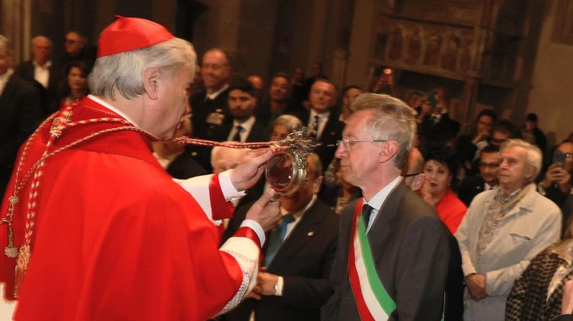 Il miracolo di maggio si ripete: il sangue di San Gennaro si scioglie alle 17.04 tra l'emozione dei fedeli — image 2