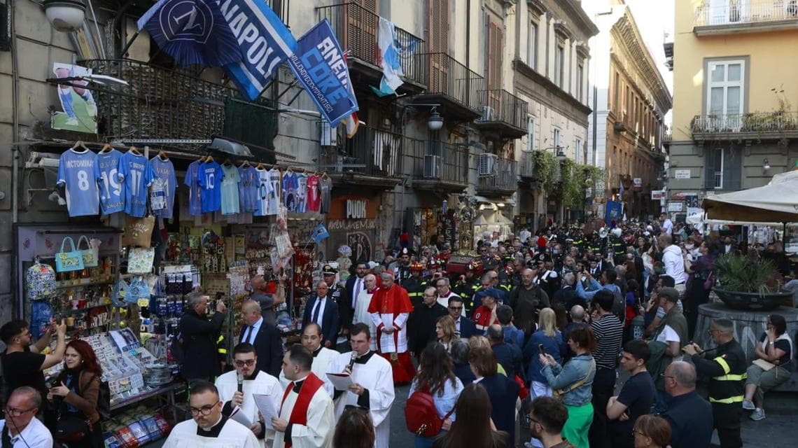 Il miracolo di maggio si ripete: il sangue di San Gennaro si scioglie alle 17.04 tra l'emozione dei fedeli — image 3