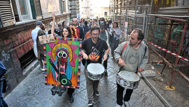 Napoli in protesta: i funerali degli street artist contro le multe