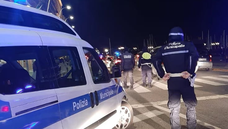 Napoli, quattordicenne accoltellato in piazza Municipio: è fuori pericolo. Arrestato coetaneo