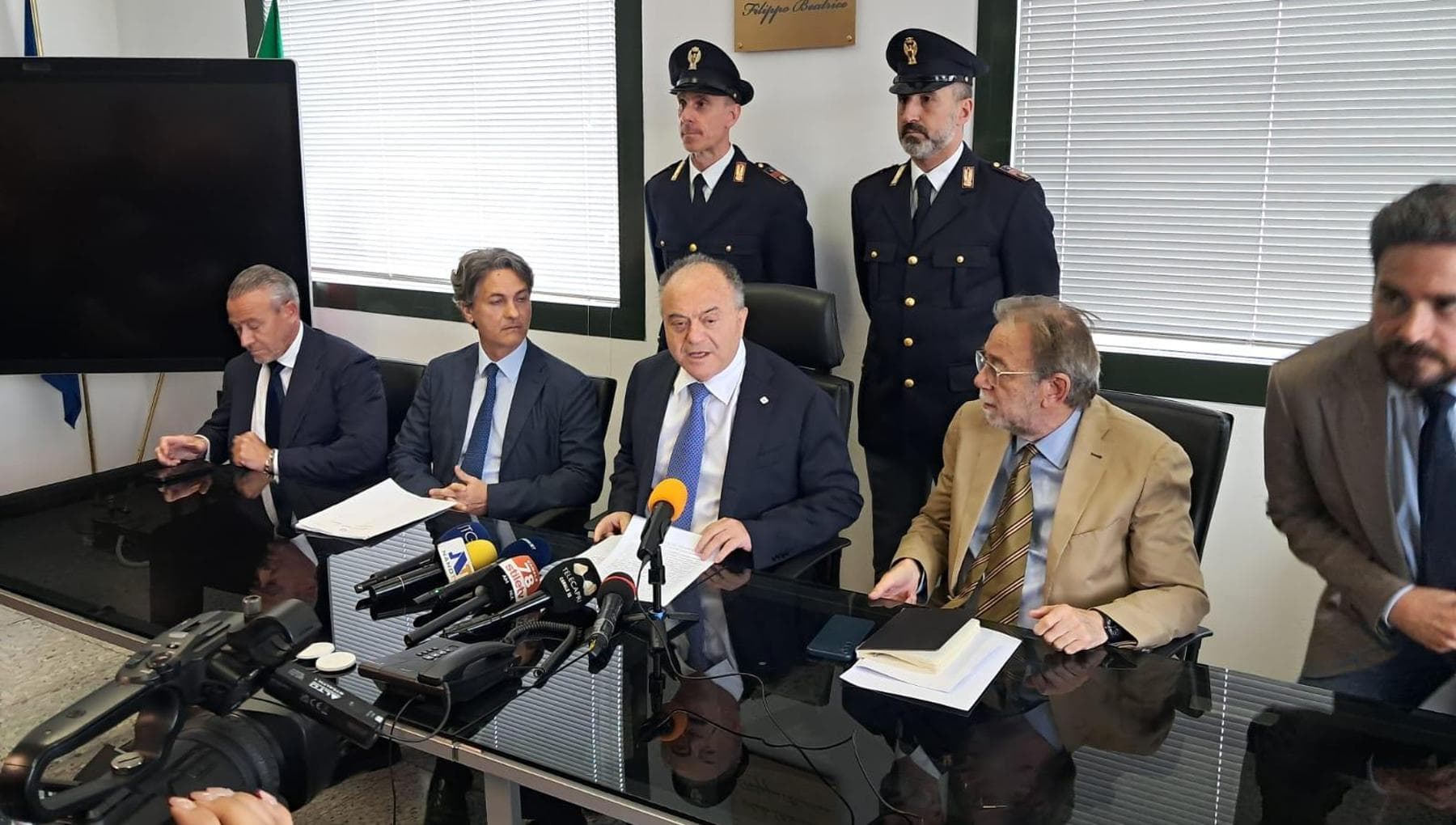 Poliziotti infedeli vendevano dati su calciatori e cantanti ad agenzie private, 30 indagati