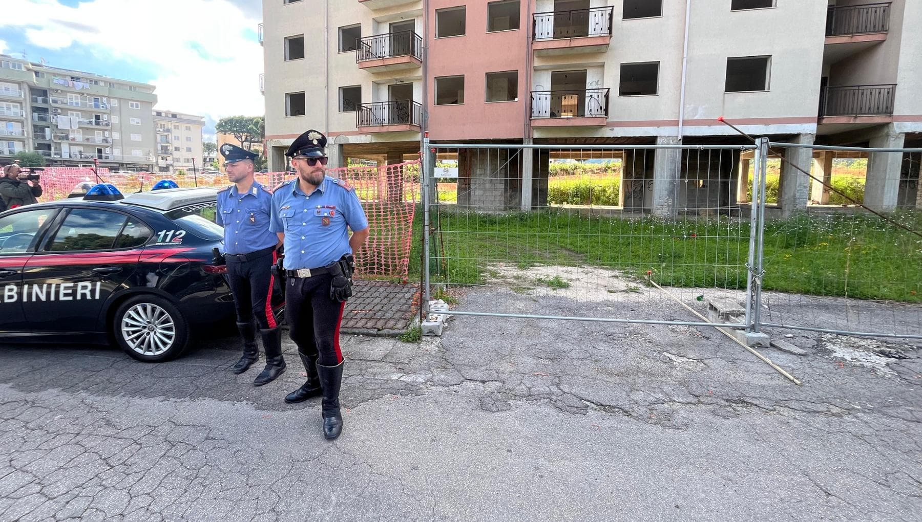 Due donne trovate morte in un cantiere edile nel Napoletano: precipitate da due piani ascensore