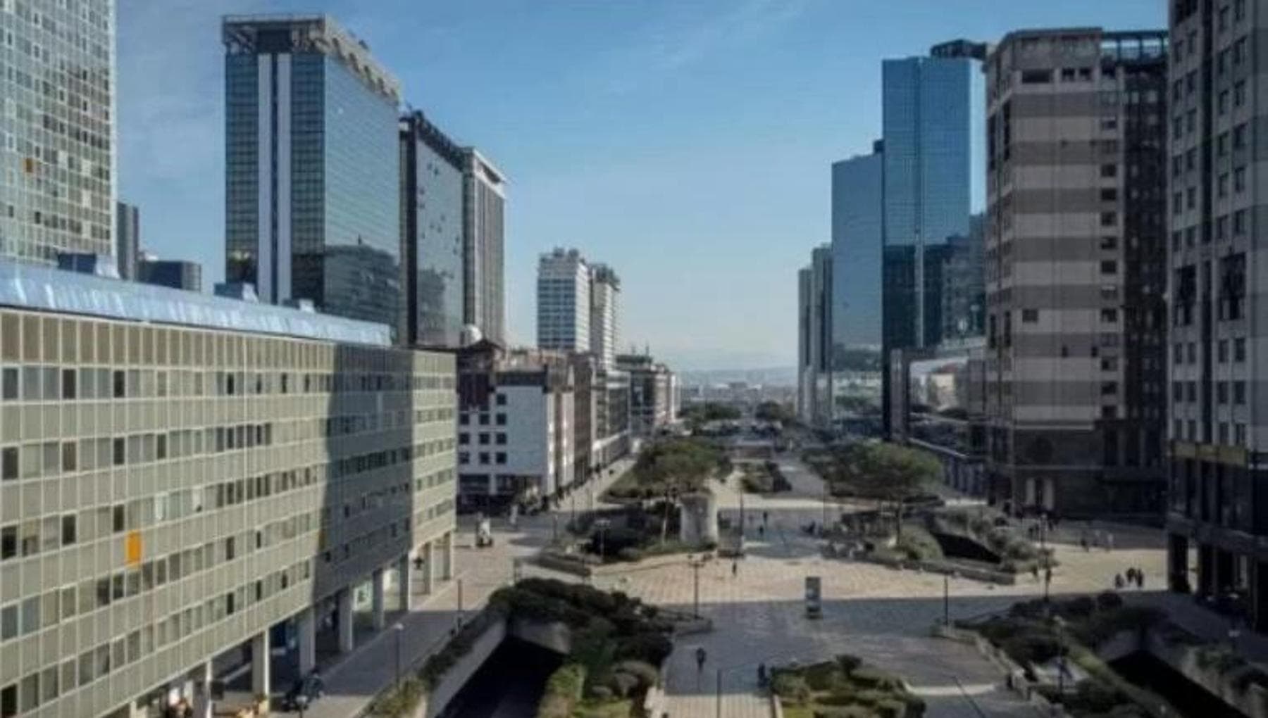 Napoli, terrore al Centro direzionale: donna subisce violenza sessuale, salvata da due clochard