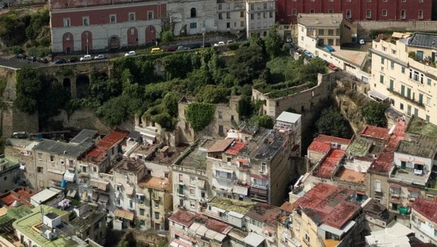 Napoli, precipita dal belvedere di Monte Echia per scattare 