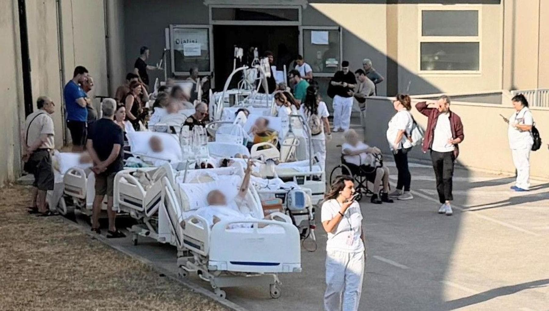 Fiamme all’Ospedale del Mare: pronto soccorso e altri reparti sgomberati, pazienti in strada