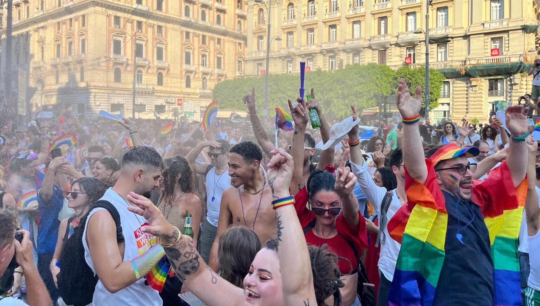 Napoli Pride più forte del caldo. “Siamo più di centomila, la nostra risposta alla destra”
