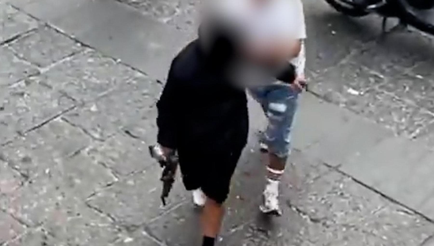 spari mitra e rissa tra la folla a montesanto tre fermi c8217232 anche una donna da Napoli.repubblica.it spari mitra e rissa tra la folla a montesanto tre fermi c8217232 anche una donna