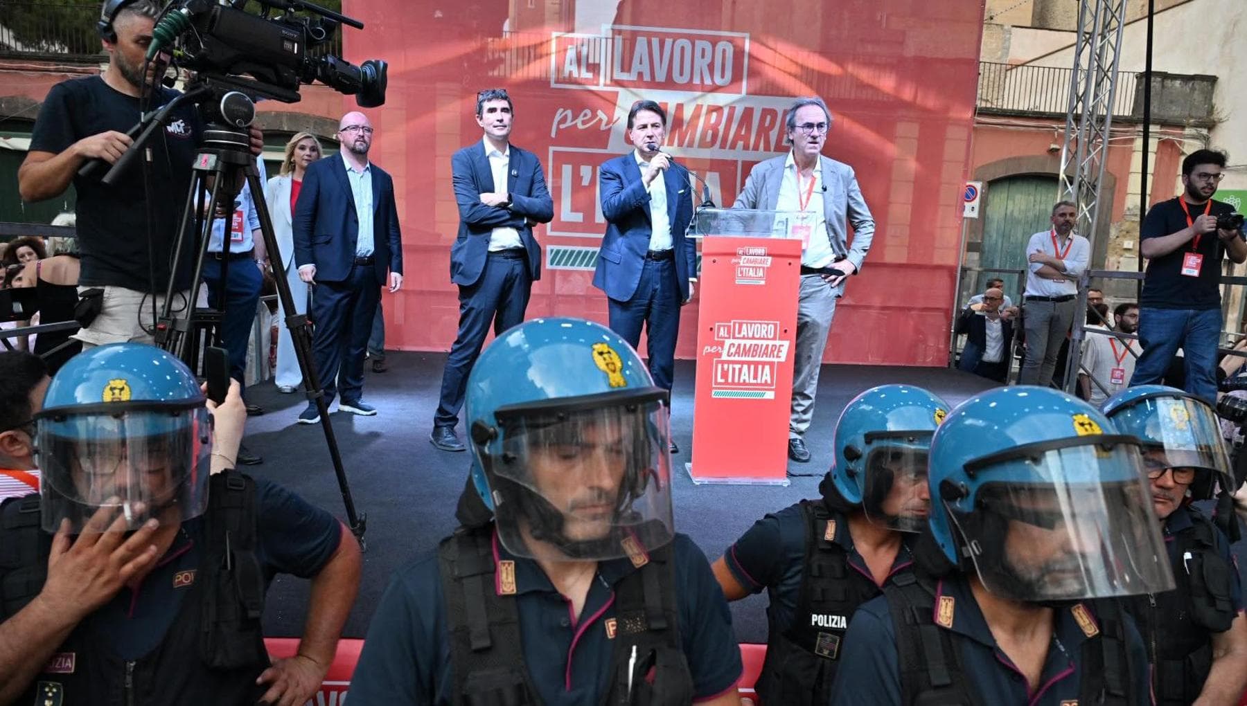 campo largo a napoli proteste in piazza conte con noi al governo prima misura salario minimo da Napoli.repubblica.it campo largo a napoli proteste in piazza conte con noi al governo prima misura salario minimo