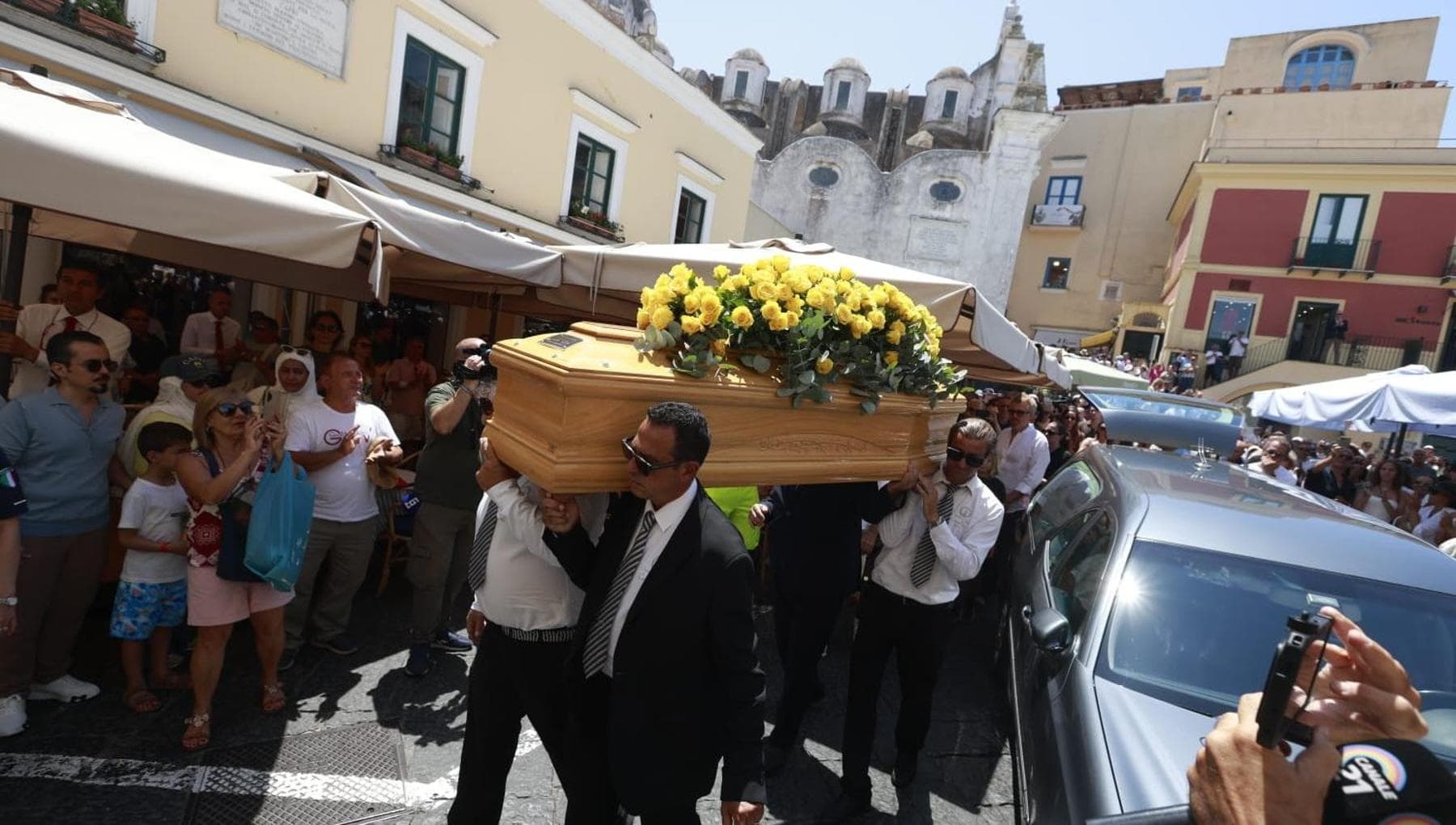 i funerali di peppino di capri sulla sua isola l8217applauso e le sue canzoni in piazzetta da Napoli.repubblica.it i funerali di peppino di capri sulla sua isola l8217applauso e le sue canzoni in piazzetta