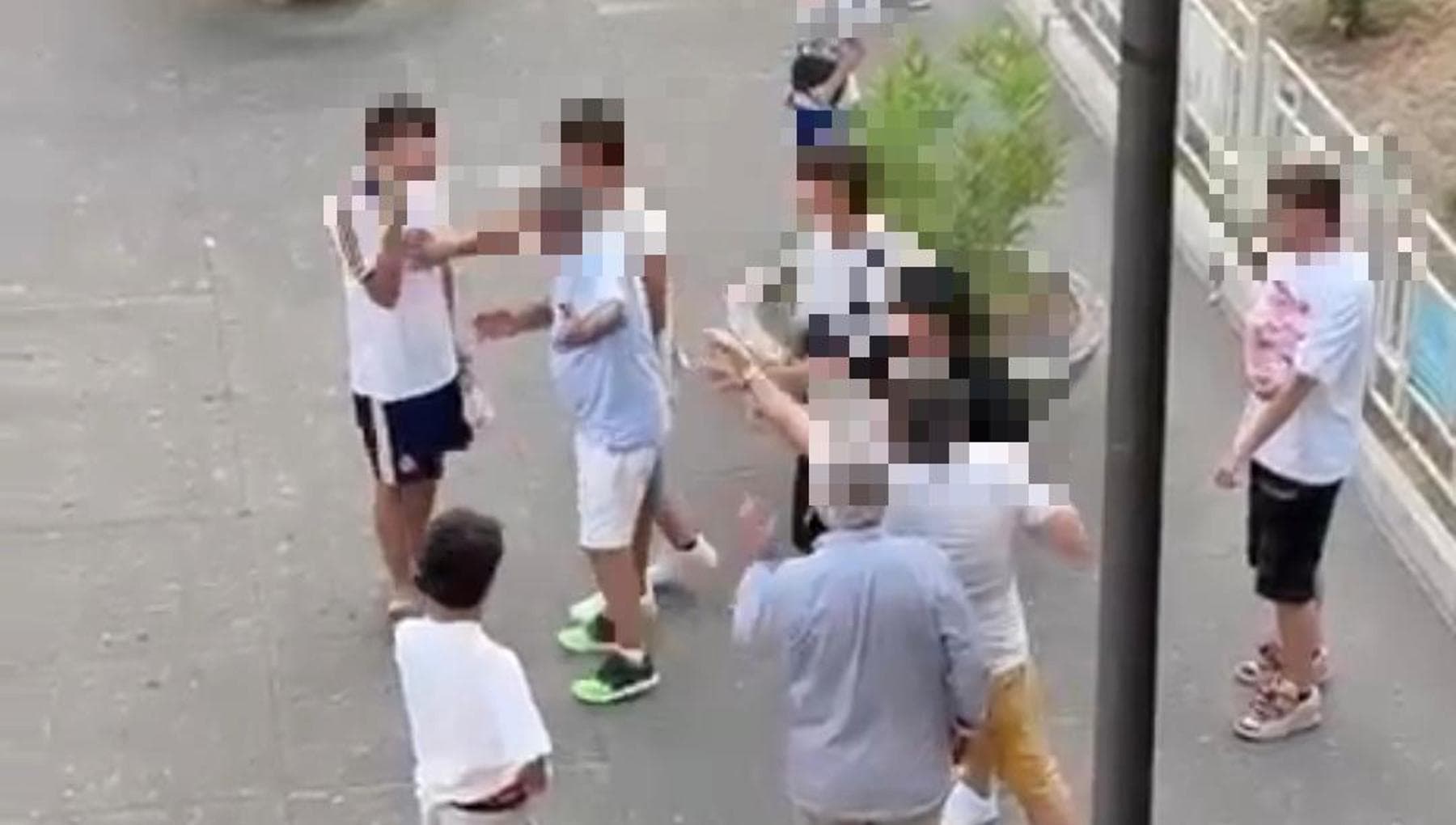 Grumo Nevano, rissa tra giovani e anziani per pallonata: diciottenne arrestato per tentato omicidio