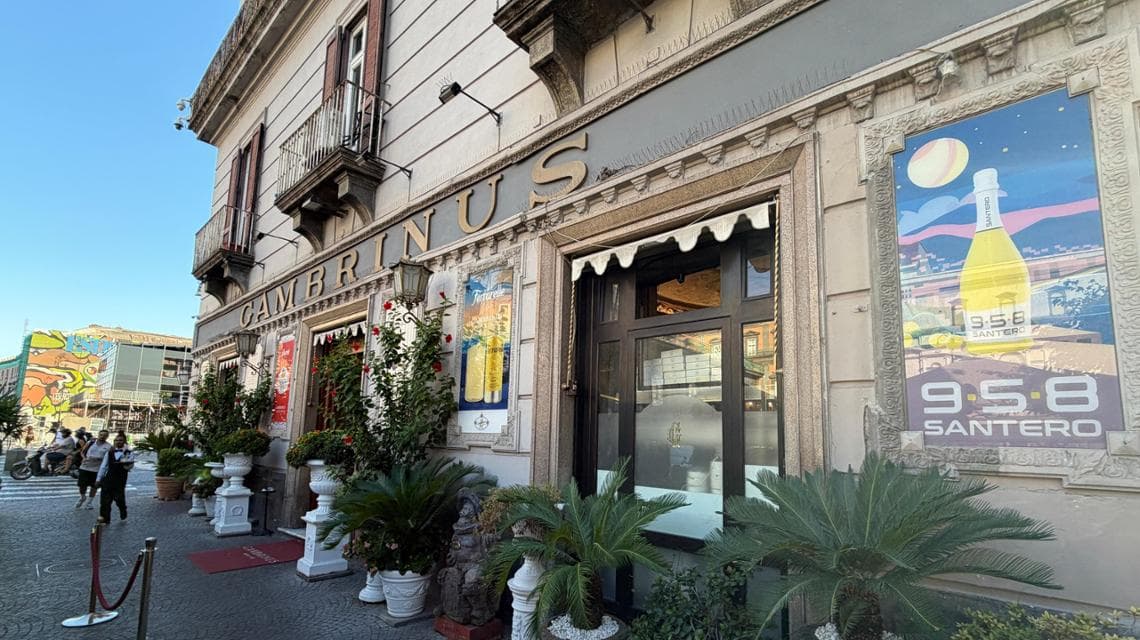 L'esterno del bar Gambrinus (foto di Felice De Martino)