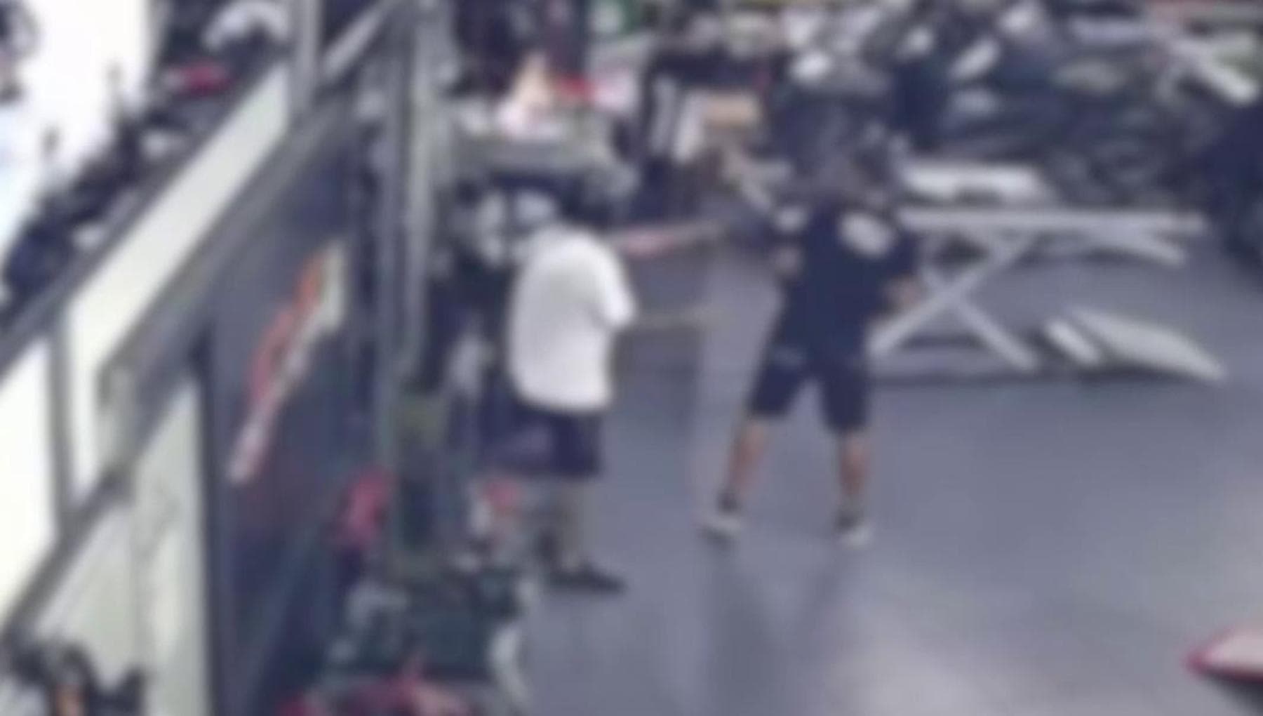 Napoli, il video del meccanico ferito al piede dal cliente in officina ...