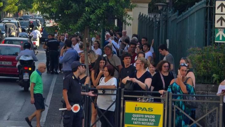Operaio Eav folgorato lungo la linea Circum Napoli-Sorrento. Treni ripartono dopo cinque ore