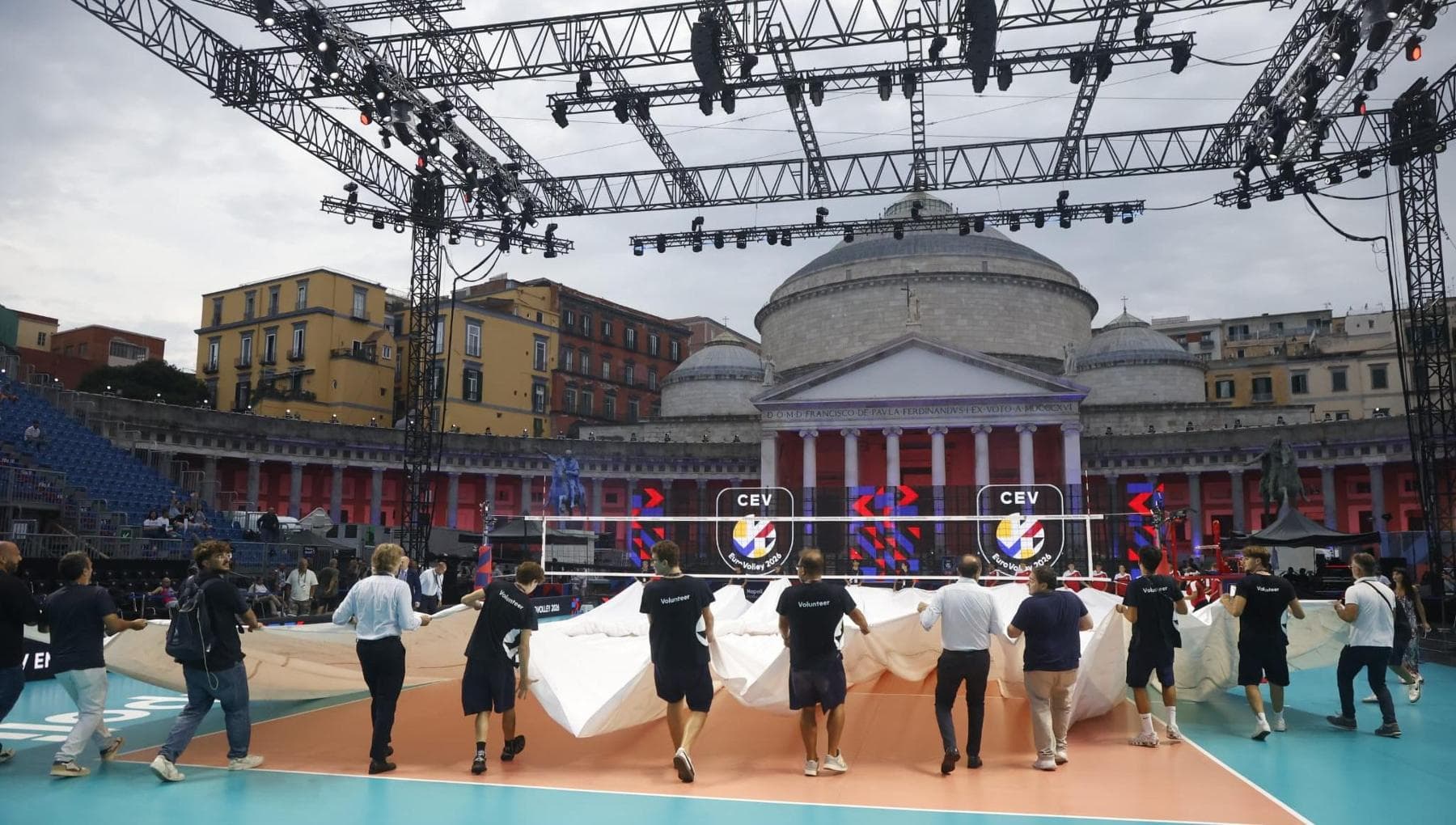 eurovolley a napoli pioggia al plebiscito il campo viene coperto ma la partita 232 confermata da Napoli.repubblica.it eurovolley a napoli pioggia al plebiscito il campo viene coperto ma la partita 232 confermata