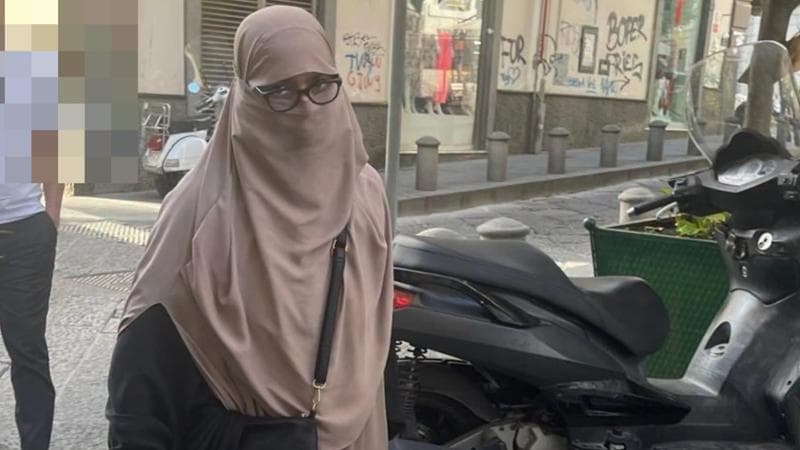 Sangiuliano incendia i social con foto di donna velata a Porta Nolana: “Pericolo islamizzazione”
