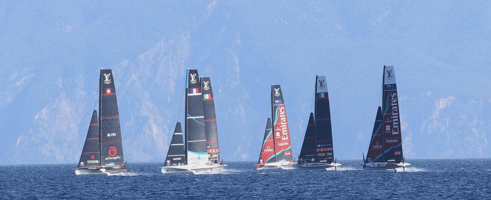 Coppa America, spettacolo nel golfo per le prove generali: in mare tutti i 9 AC40