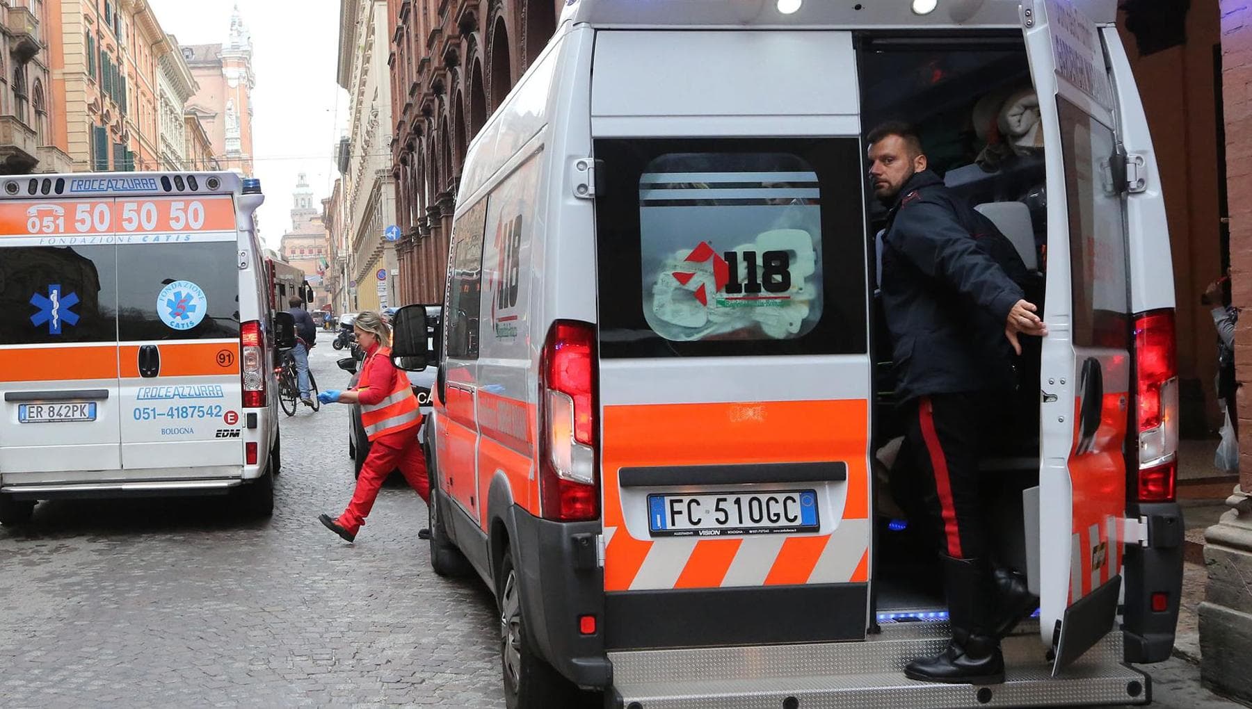 salerno ragazza accoltellata alle spalle in strada caccia all aggressore da Napoli.repubblica.it salerno ragazza accoltellata alle spalle in strada caccia all aggressore