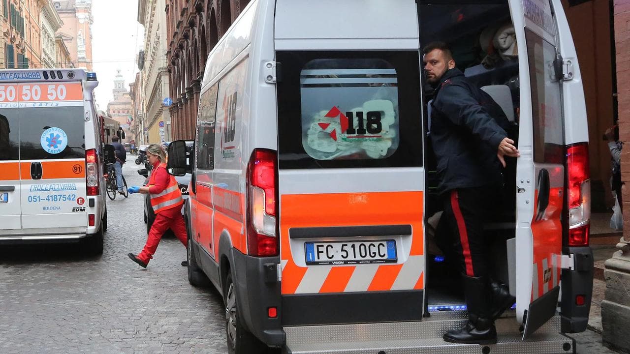 Salerno, ventenne accoltellata alle spalle in strada, ricoverata in codice rosso. “L'ho visto ma non lo conosco”