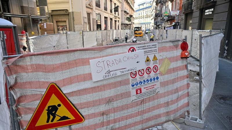 Napoli, cantiere infinito a Toledo. Sos dei commercianti: “Noi come prigionieri”