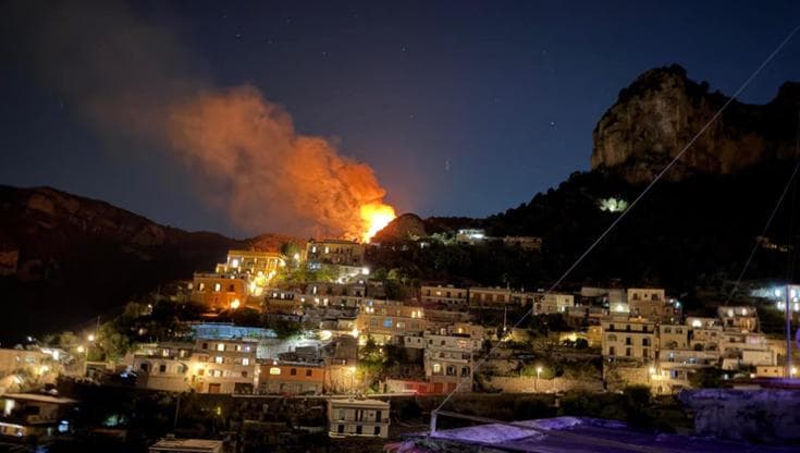 Costiera amalfitana di nuovo in fiamme, incendio a Positano