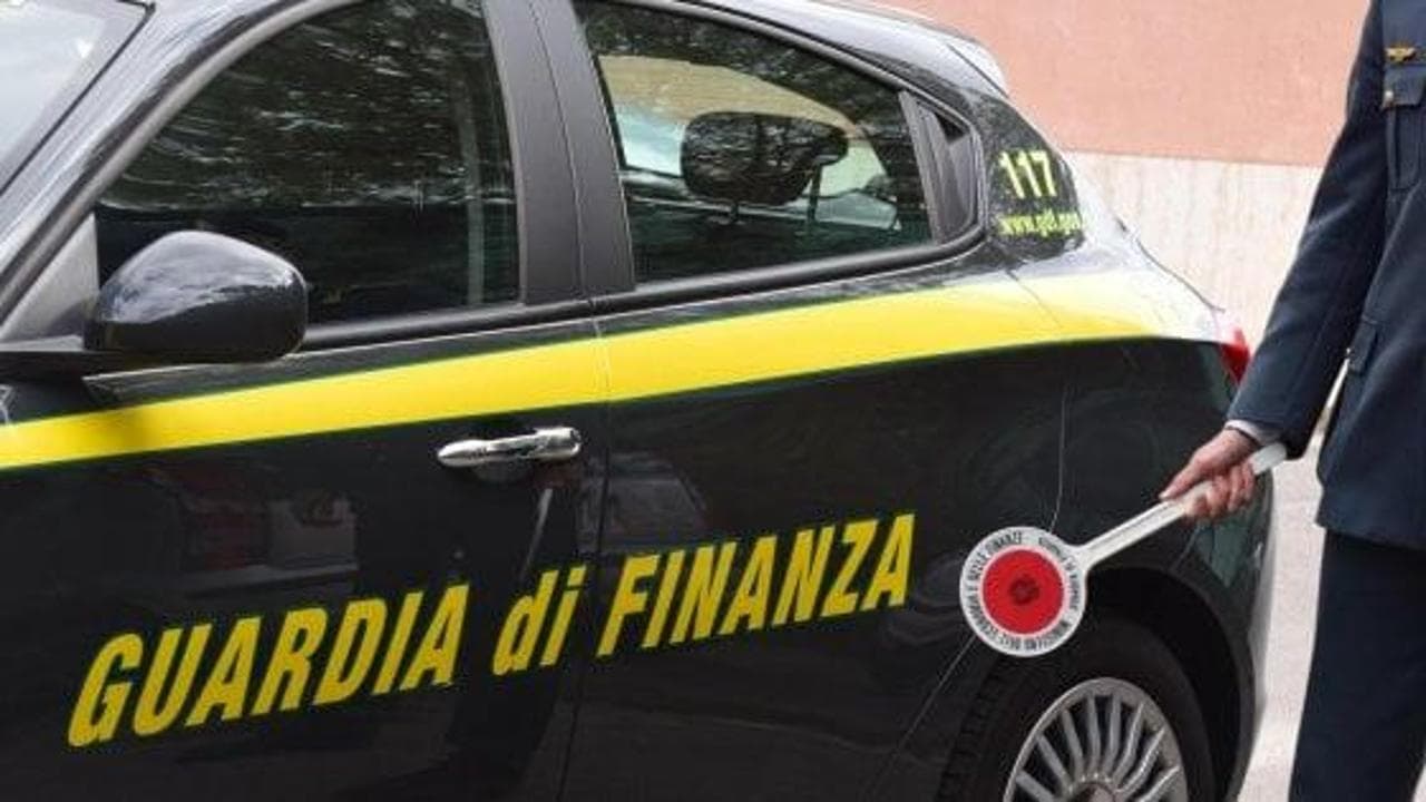 Napoli, sequestrati 12 milioni di euro per due ingrossi di cancelleria: 20 indagati