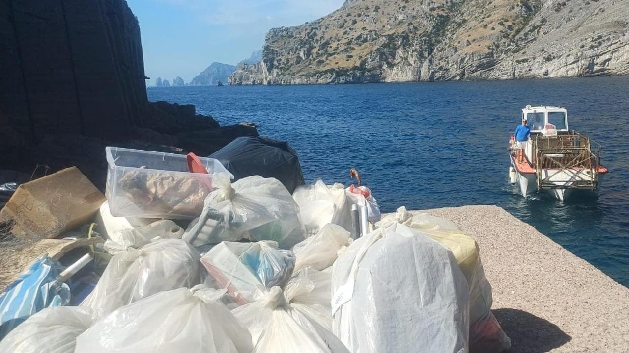 Punta Campanella, una tonnellata di rifiuti sulle spiagge più belle della costiera sorrentina