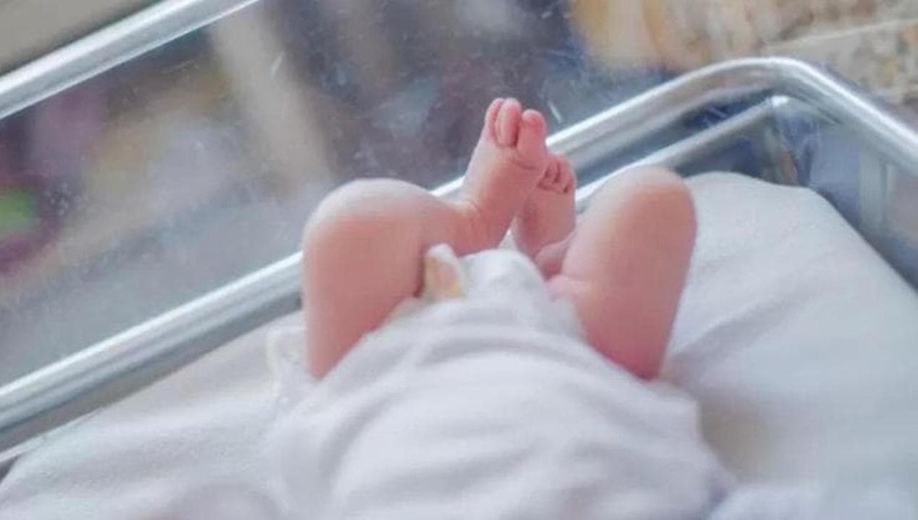 Parto eccezionale a Salerno: diventa mamma di una bimba a 59 anni, il papà ne ha 70