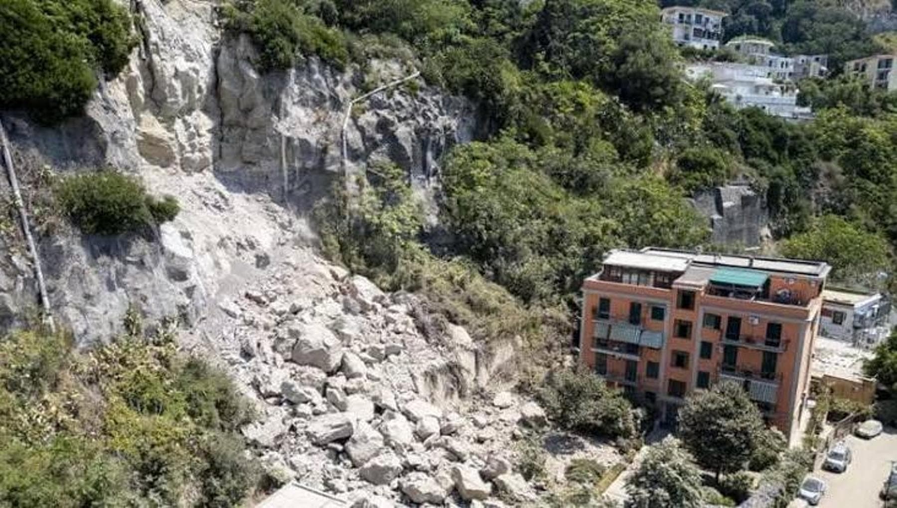 Campi Flegrei, dodici bus verso Roma. I sindaci in piazza: "Decreto? Sia efficace"