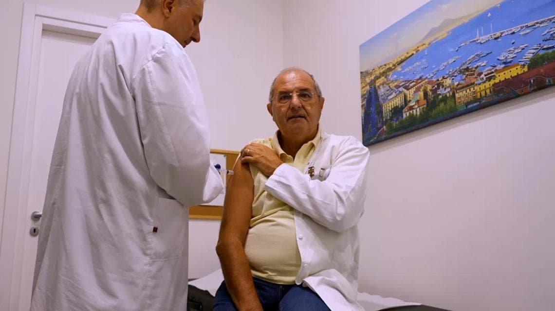 Il presidente di Federfarma Napoli, Riccardo Maria Iorio, dà il via alla campagna vaccinale contro l'influenza stagionale