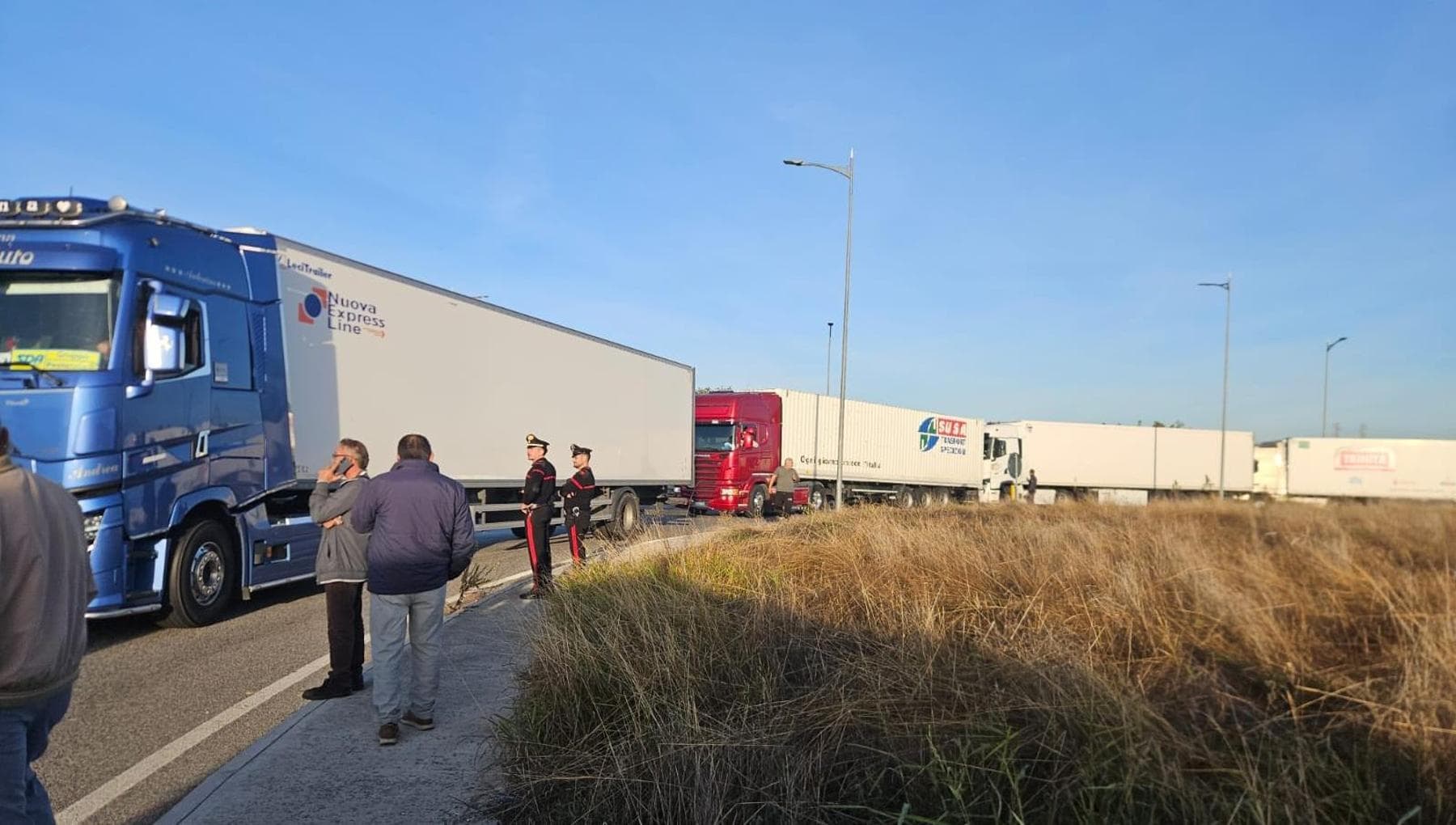 protesta degli autotrasportatori circolazione bloccata su a1 e a30 disagi nei supermercati da Napoli.repubblica.it protesta degli autotrasportatori circolazione bloccata su a1 e a30 disagi nei supermercati