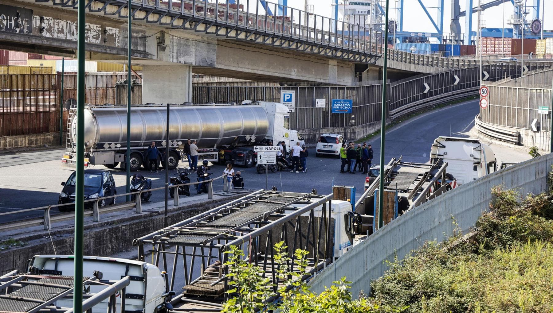 protesta tir in campania blocchi in autostrada code per benzina e trasporto pubblico a rischio da Napoli.repubblica.it protesta tir in campania blocchi in autostrada code per benzina e trasporto pubblico a rischio