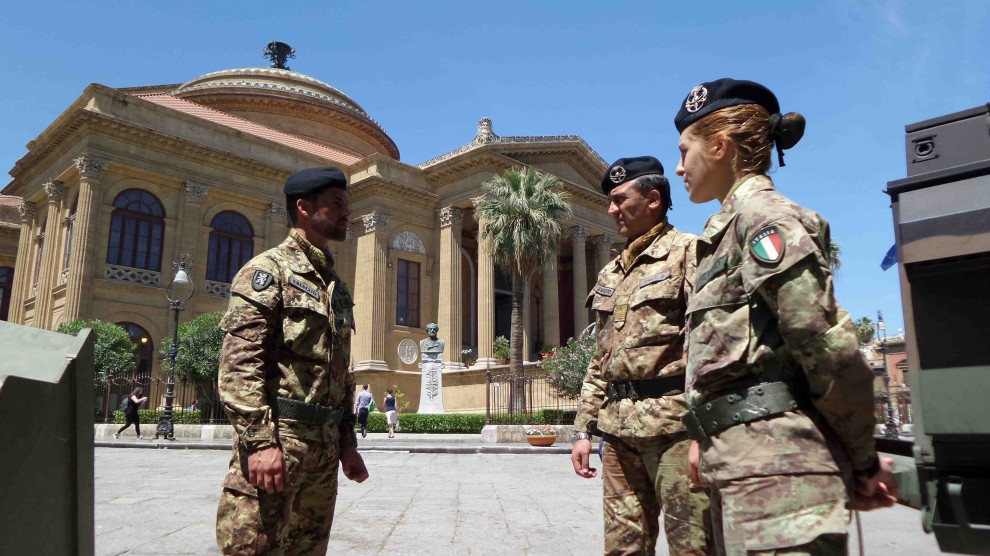 L'esercito Marciava Per Raggiunger La Frontiera