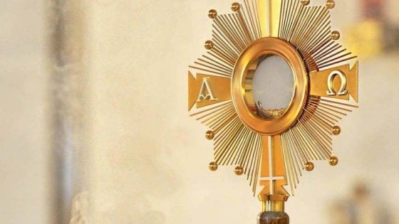 La processione si ferma davanti casa del boss. Il sindaco e il maresciallo vanno via