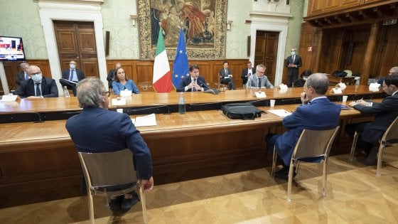 Palazzo Chigi, Conte dopo vertice con Musumeci: "Via i migranti da Lampedusa"