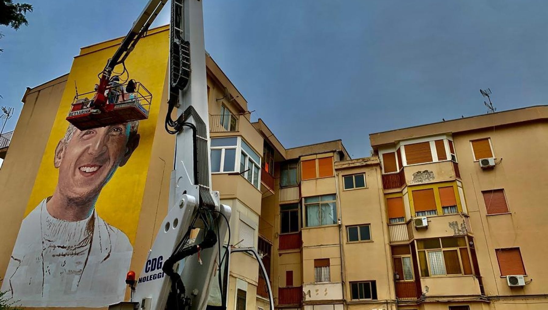 Palermo, un murale di don Puglisi alto tre piani in un palazzo di