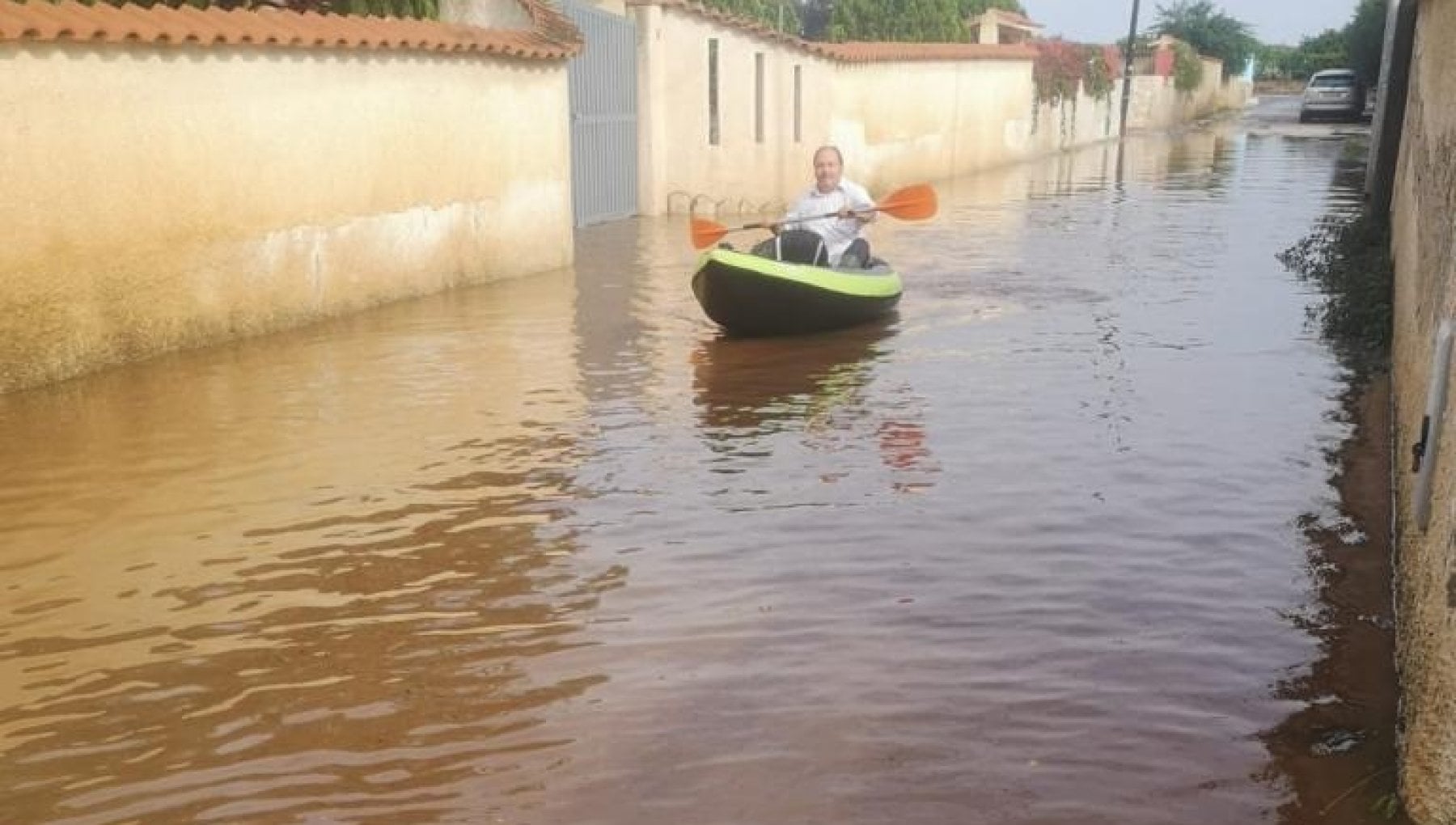 I Danni Del Ciclone Apollo A Siracusa Si Circola In Canoa Ad Augusta 