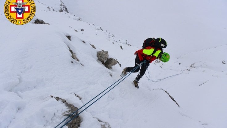 Scivola in un canalone sull'Etna, escursionista salvato dal soccorso ...