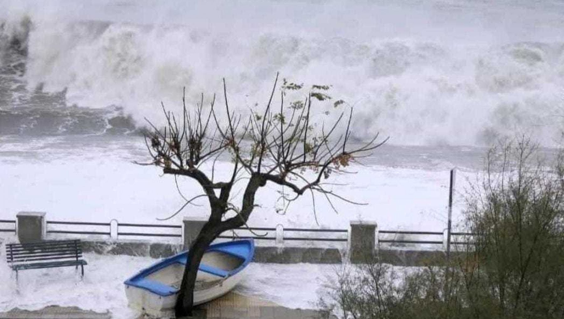 Vento E Mareggiate Sulla Costa Messinese Eolie Isolate Problemi Anche