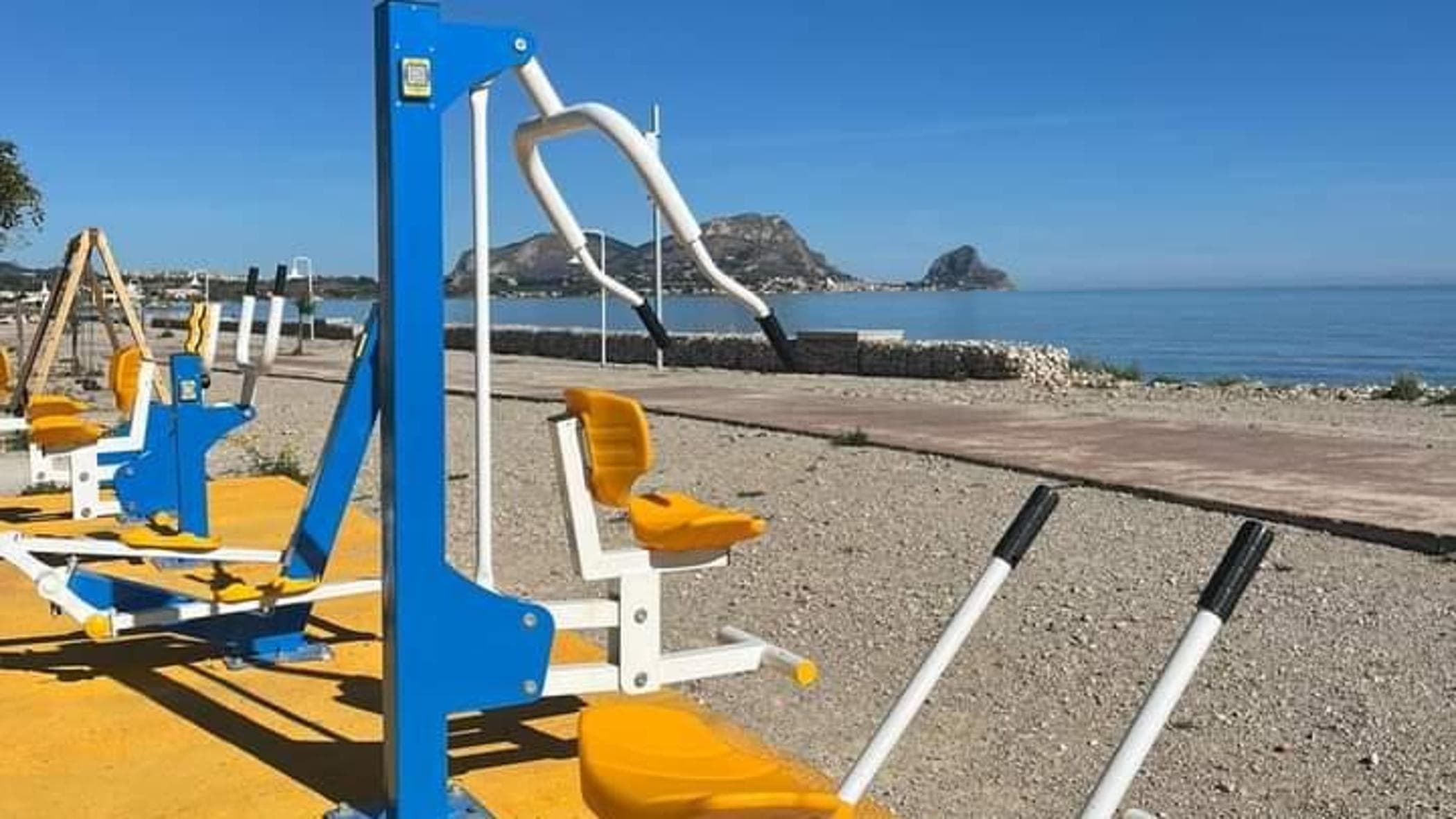 アルタヴィッラ・ミリシアの海岸沿いに違法別荘の代わりに屋外ジム