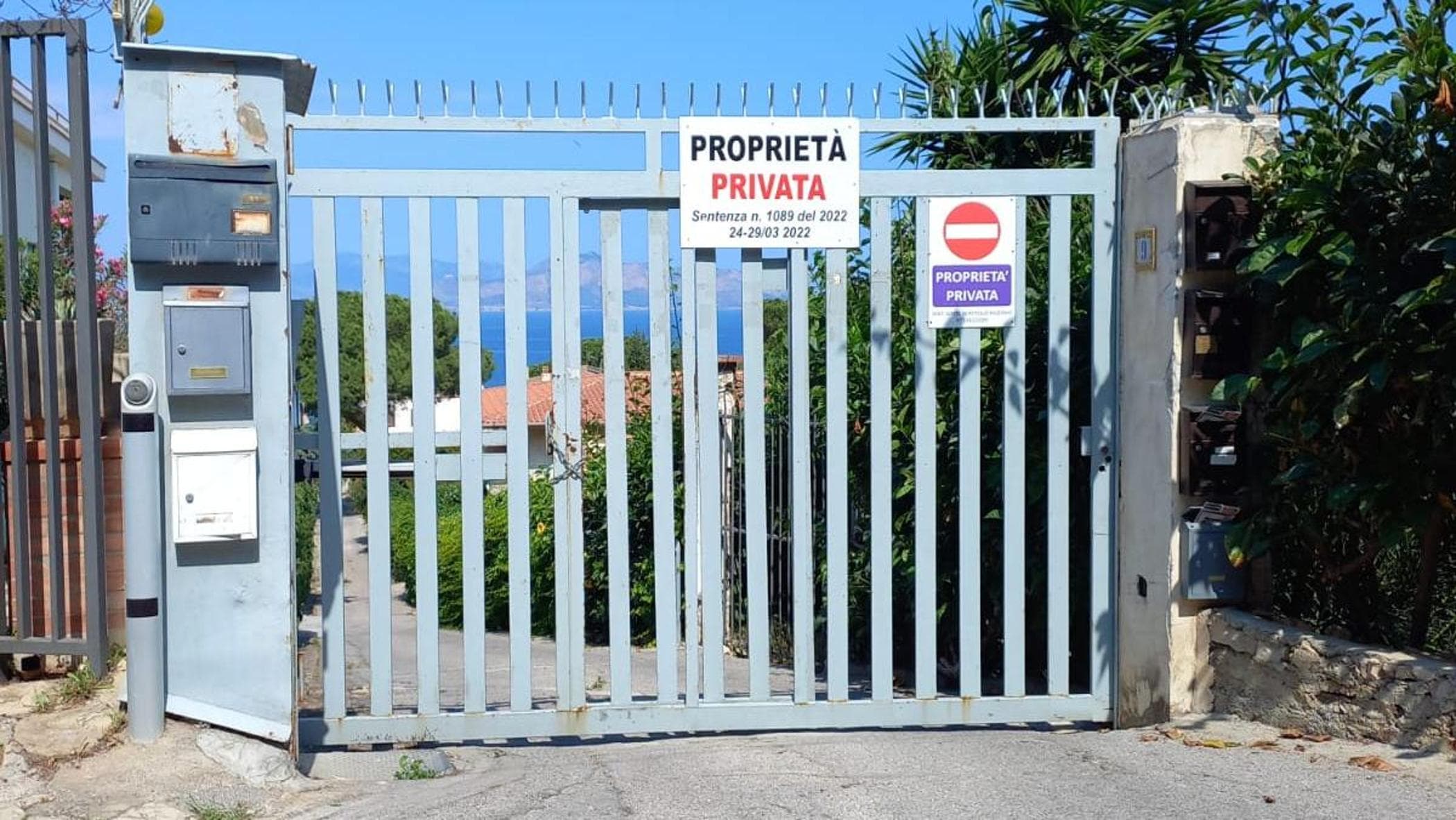 mare-propriet-privata-in-sicilia-cancelli-villette-e-lidi-divorano