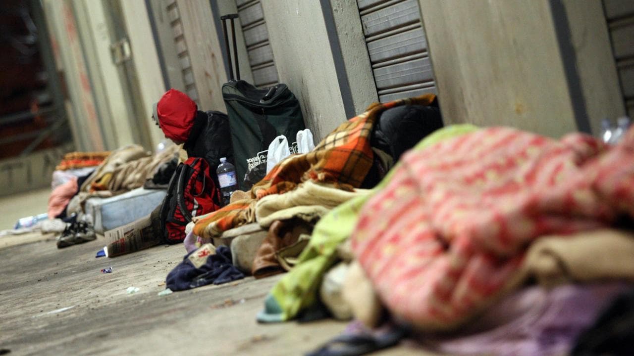 Littizzetto: “Giù dal pero e via gli occhi dai cellulari, aiutiamo i senza dimora”