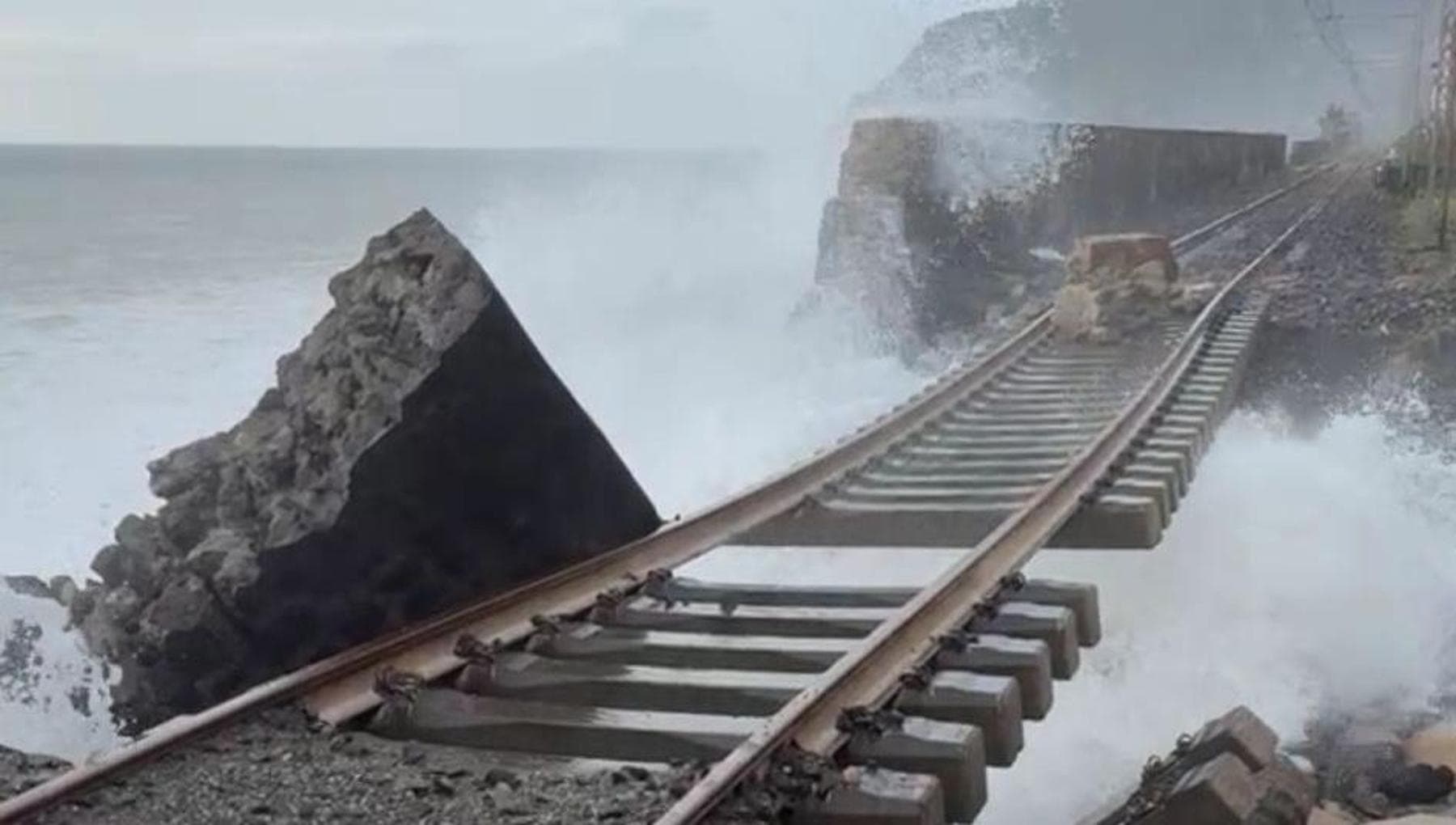 Lidi distrutti, binari sospesi nel vuoto: così il ciclone ha devastato le coste di Messina e Catania